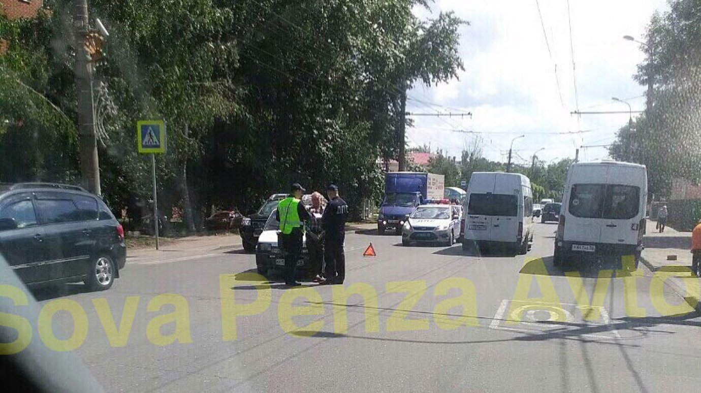 На улице Калинина в Пензе сбили пешехода, выбежавшего из маршрутки