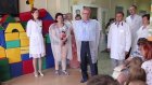 Губернатор вручил подарки пациентам детского отделения онкоцентра