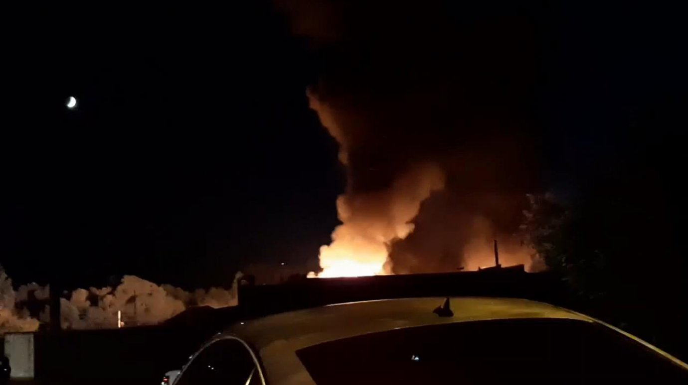 Очевидцы о пожаре на улице Рябова: Были вспышки, будто взрывы