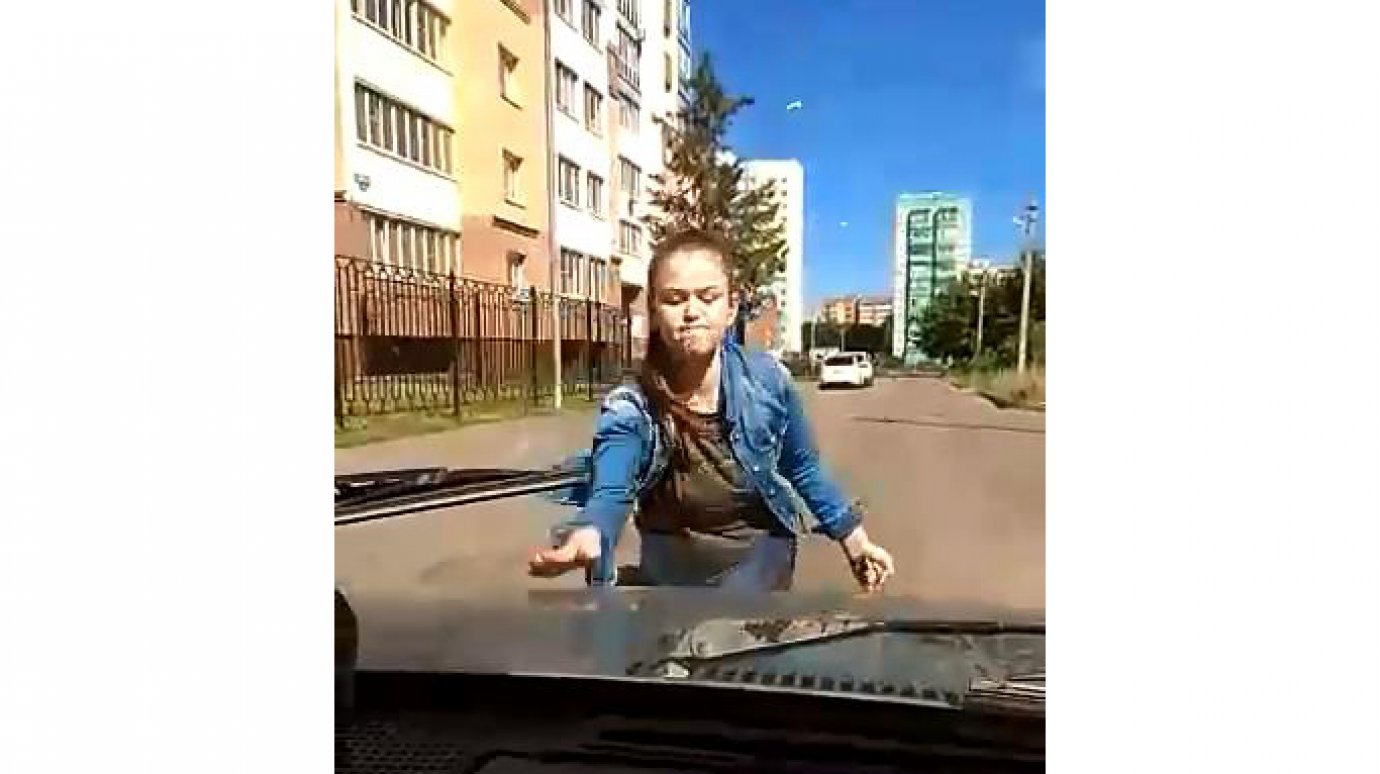 На Тернопольской мать с коляской вылила сок на лобовое стекло машины