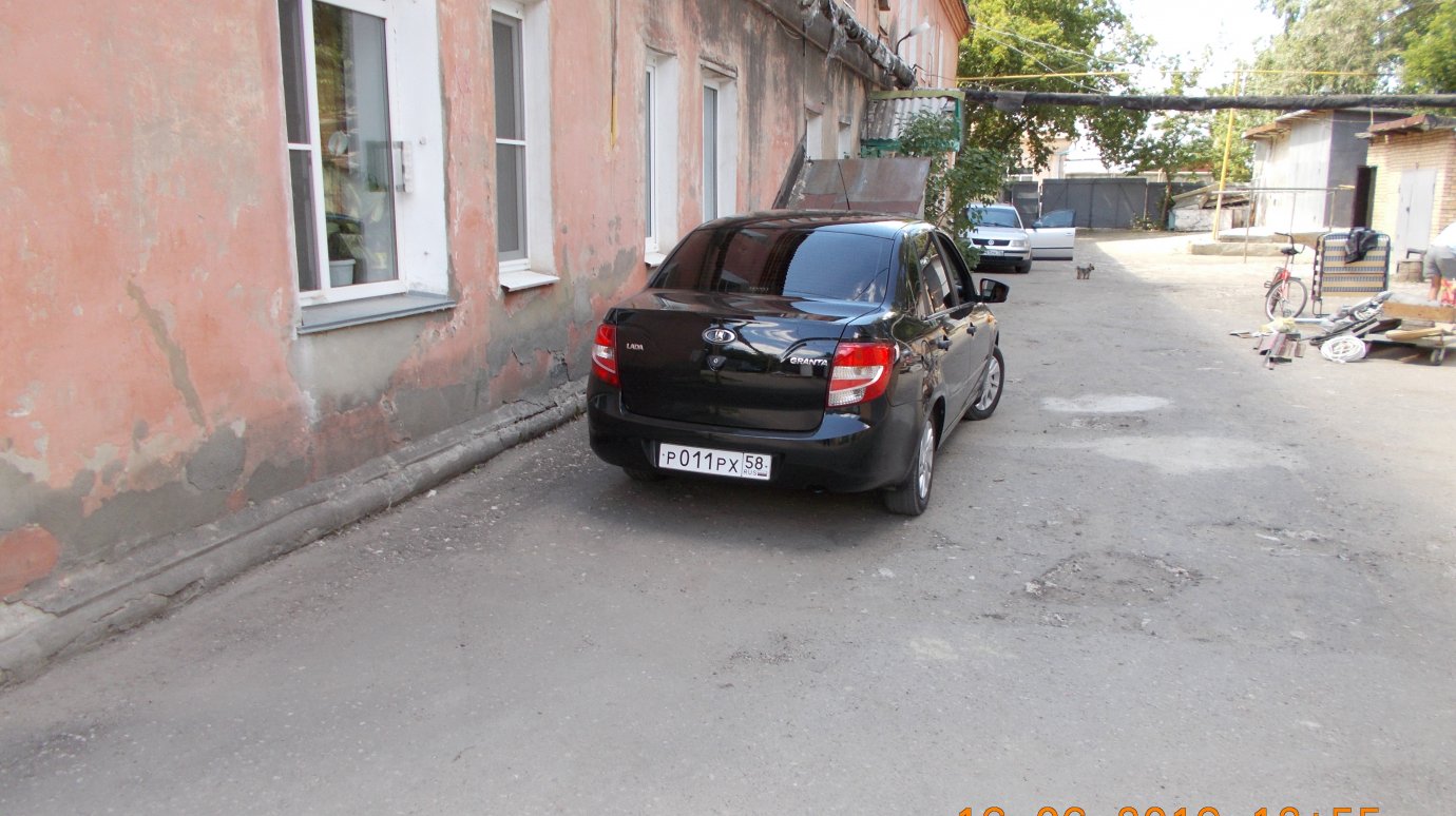 На ул. Металлистов водитель «Лады» припарковался под открытыми окнами