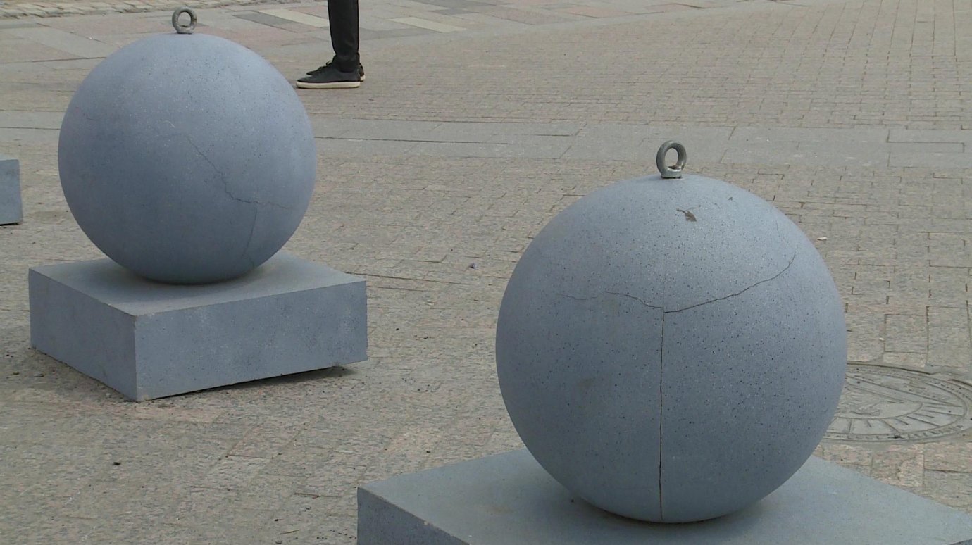 На улице Московской потрескались антивандальные шары