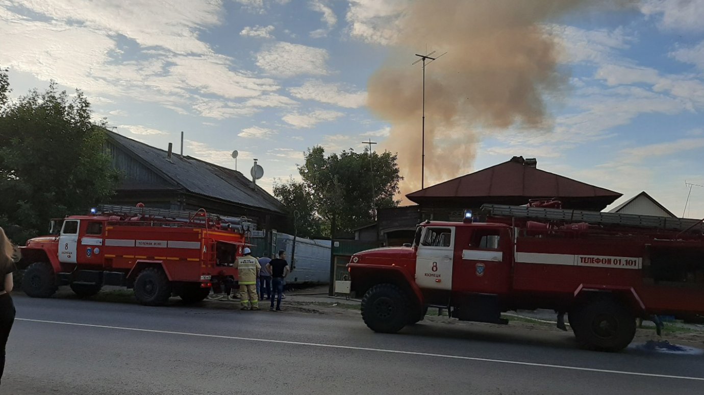 Загоревшийся сарай в Кузнецке тушили две пожарные бригады