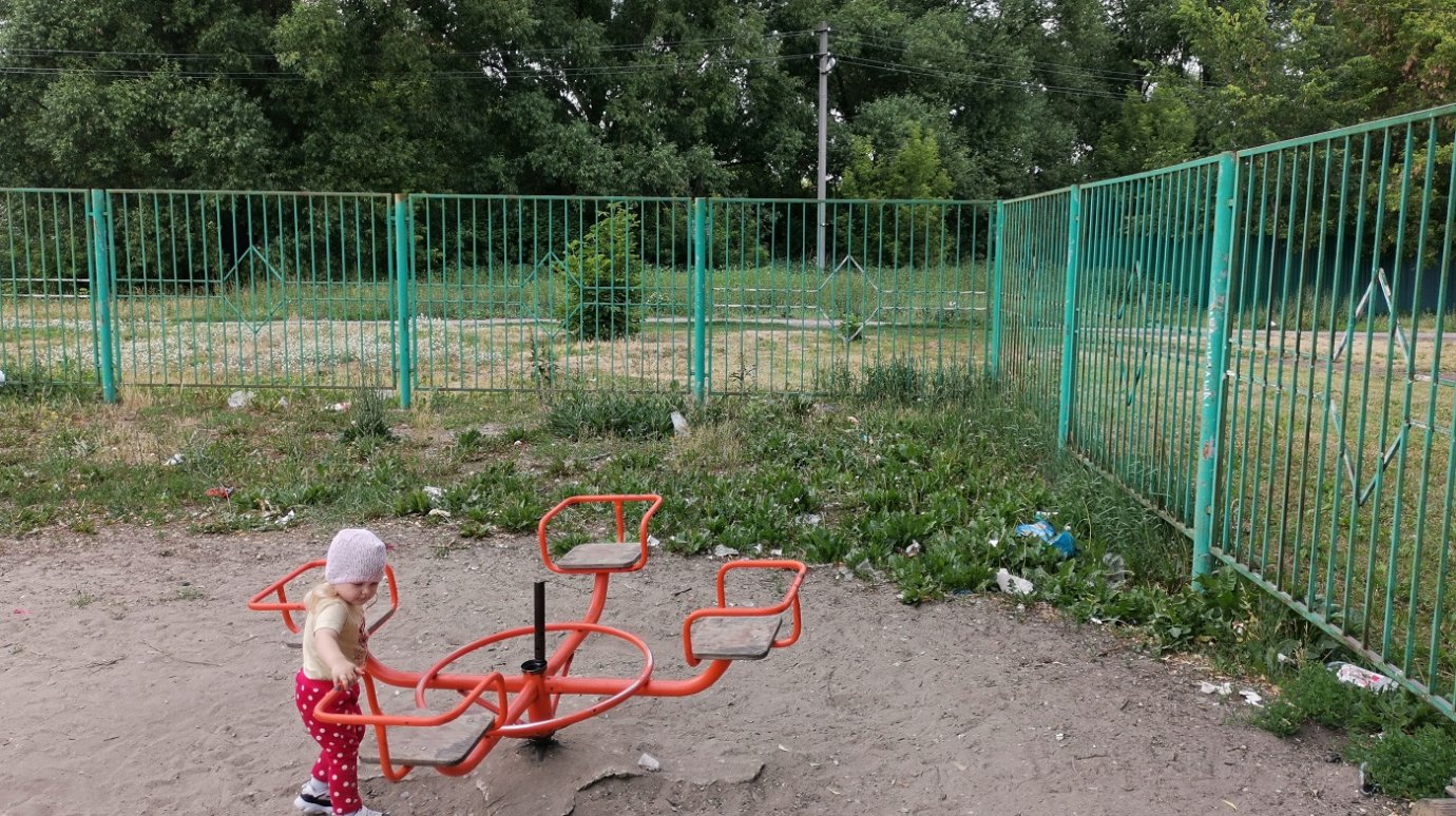 Детскую площадку в центре Бессоновки завалили мусором