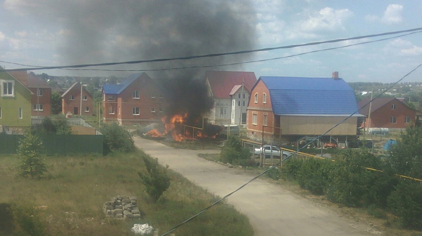 На ул. Школьной в Бессоновке сгорели строительный вагончик и «буханка»