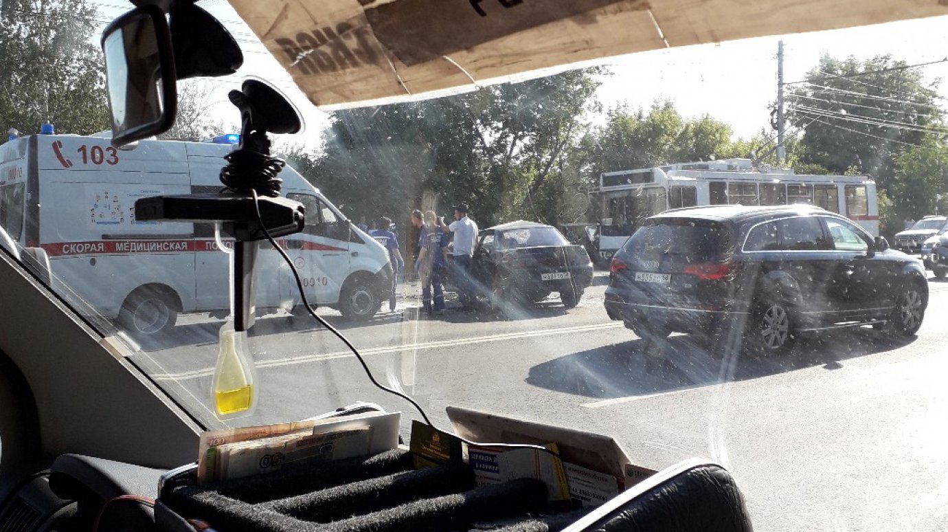 «Лоб в лоб»: на проспекте Победы три машины попали в серьезное ДТП