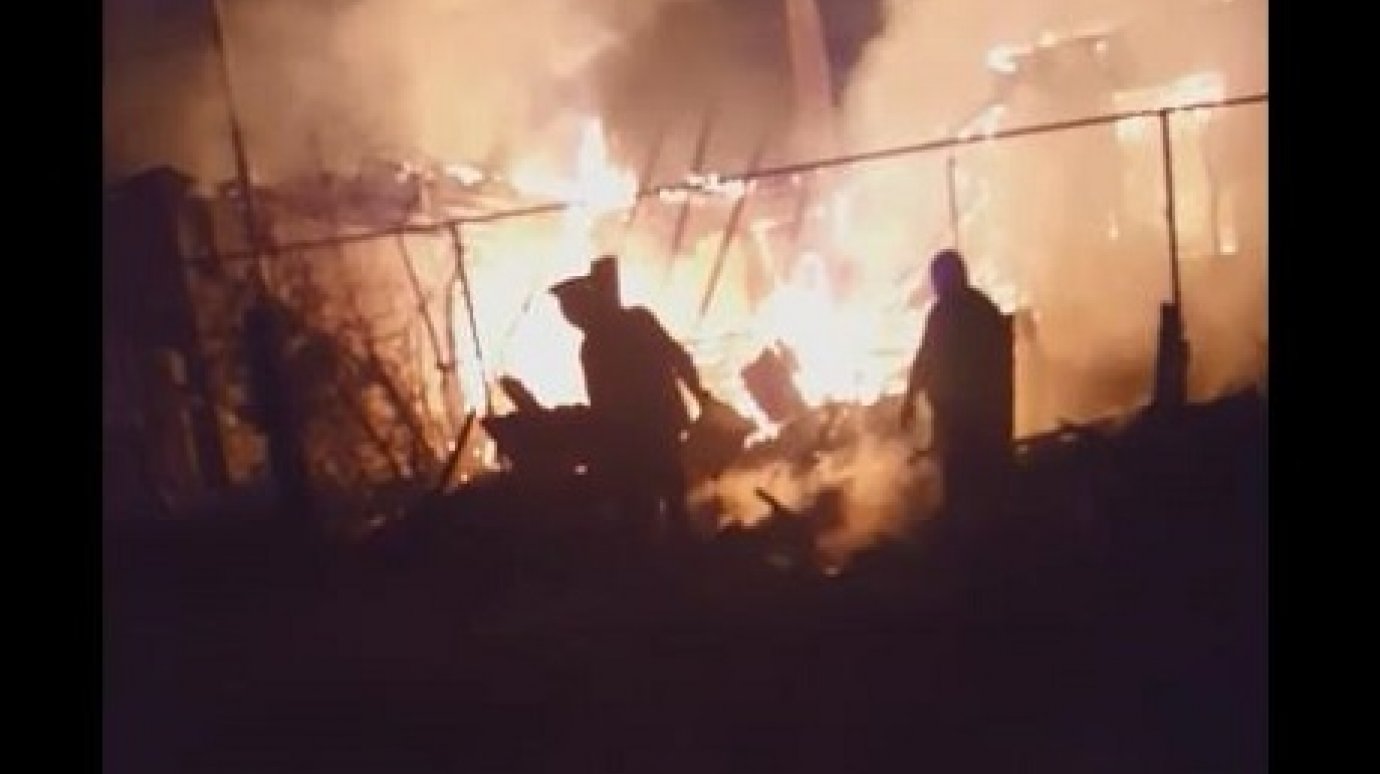 В Чаадаевке горящее здание тушили 19 пожарных