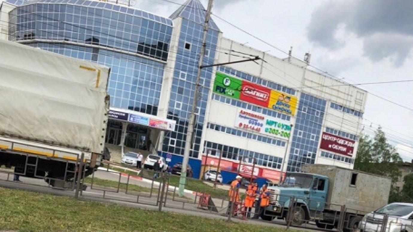 Пензенцы сообщают о вновь провалившемся асфальте у ТЦ «Олимп»