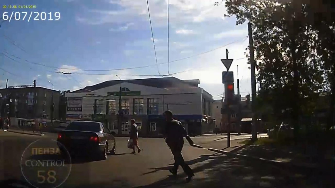 В Пензе водителя возмутили пешеходы, лезущие под колеса