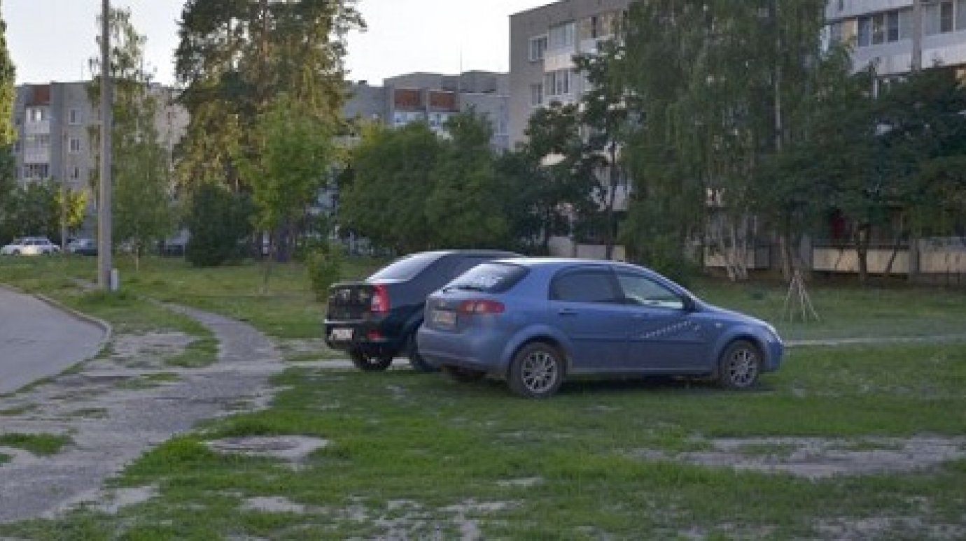 В Заречном оштрафуют еще трех любителей парковаться на газонах