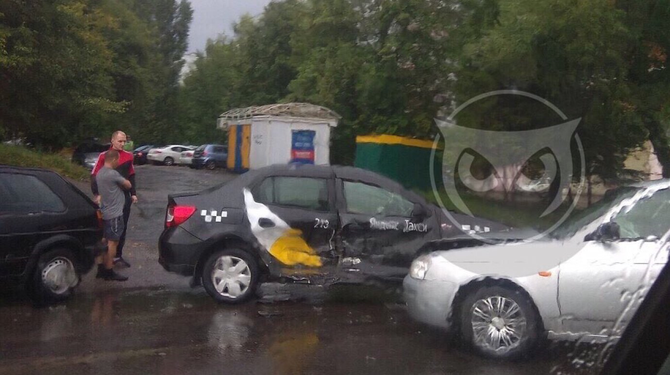 На ул. Воронова «Яндекс.Такси» попало в ДТП, смята пассажирская дверь