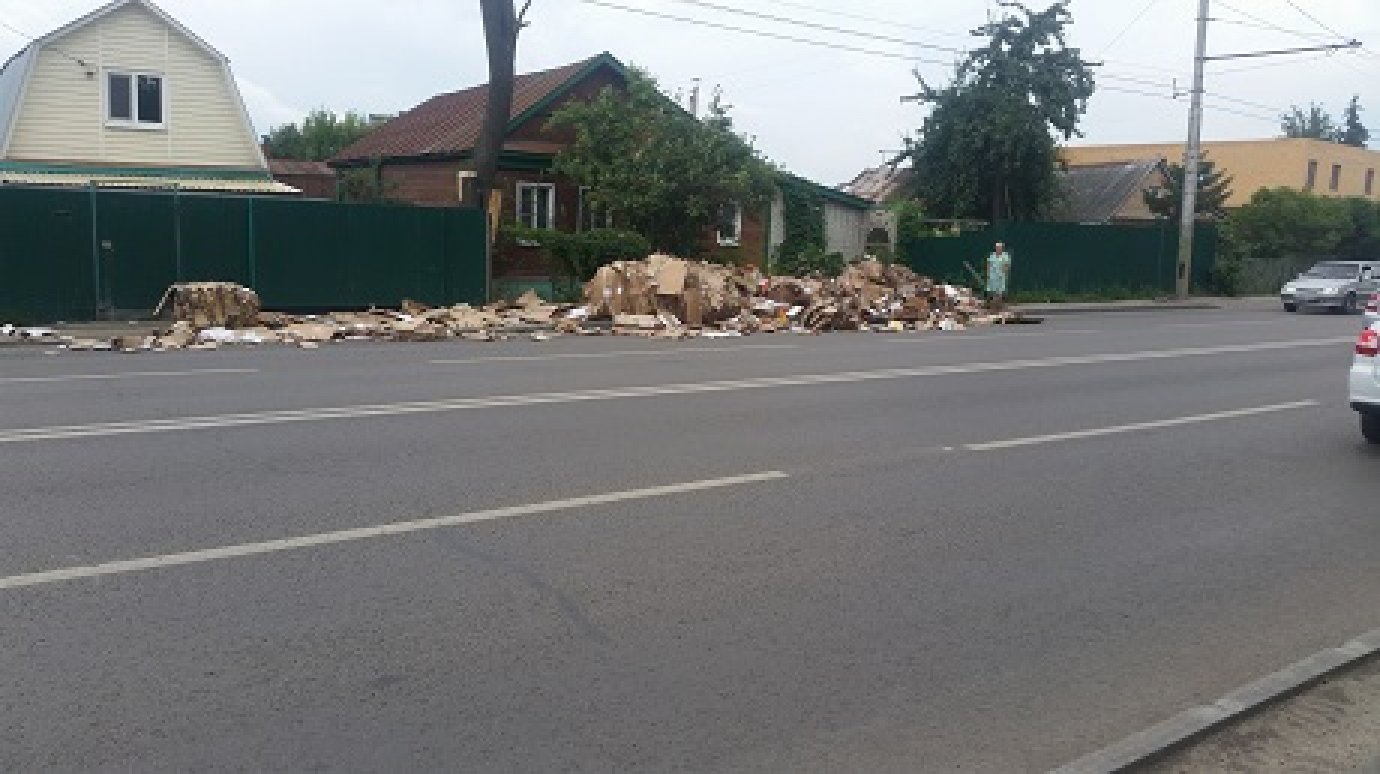 В Пензе на проезжей части оказалась гора картонных отходов