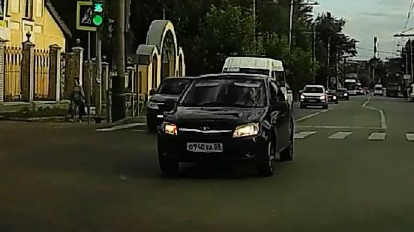 Пензенец снял на видео опасный маневр торопливого водителя «Лады»