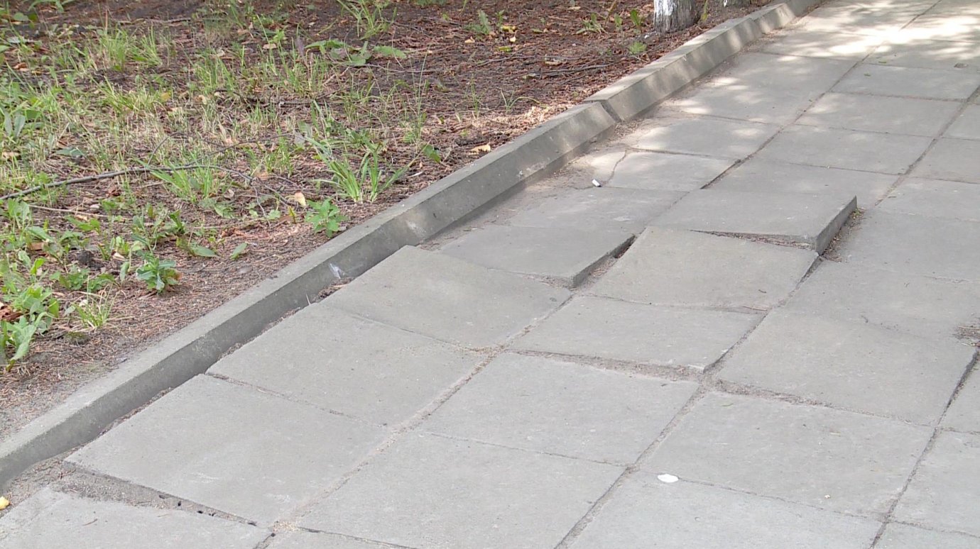 На аллее на улице Суворова приподнялась тротуарная плитка