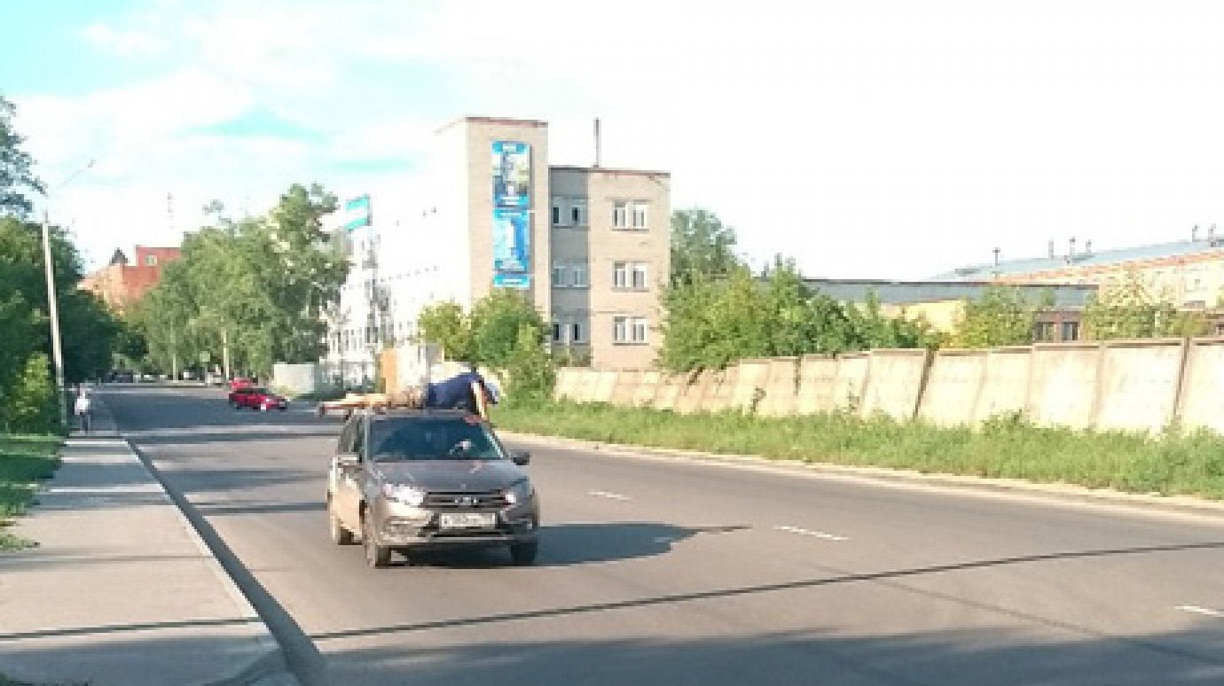 В Пензе засняли, как «Яндекс.Такси» перевозит пассажира на крыше