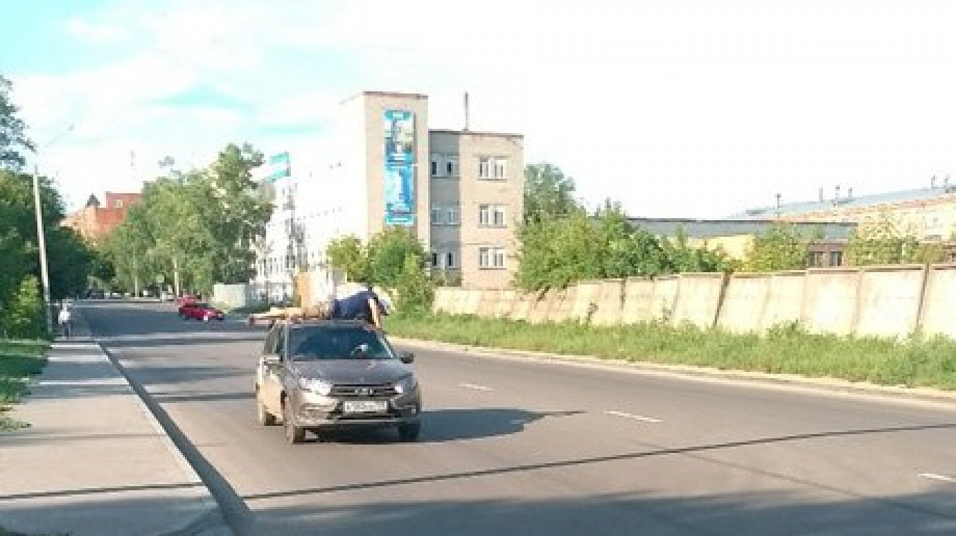 Водителя «Яндекс.Такси» оштрафовали за перевозку пассажира на крыше
