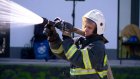 В Пензе спасатели показали детям, как работает пожарный брандспойт