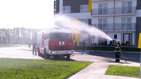 В Пензе спасатели показали детям, как работает пожарный брандспойт