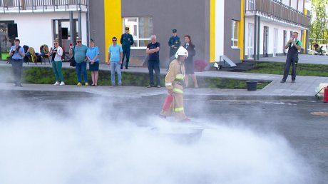 В Пензе спасатели показали детям, как работает пожарный брандспойт