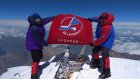 Кузнечане установили флаг хоккейного клуба на вершине Эльбруса