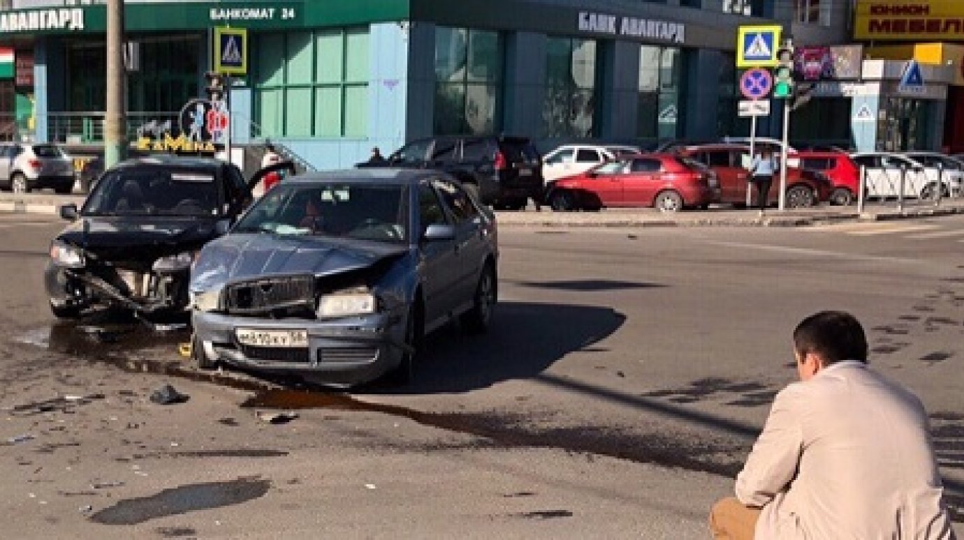 В центре Пензы столкнулись «Яндекс.Такси» и иномарка