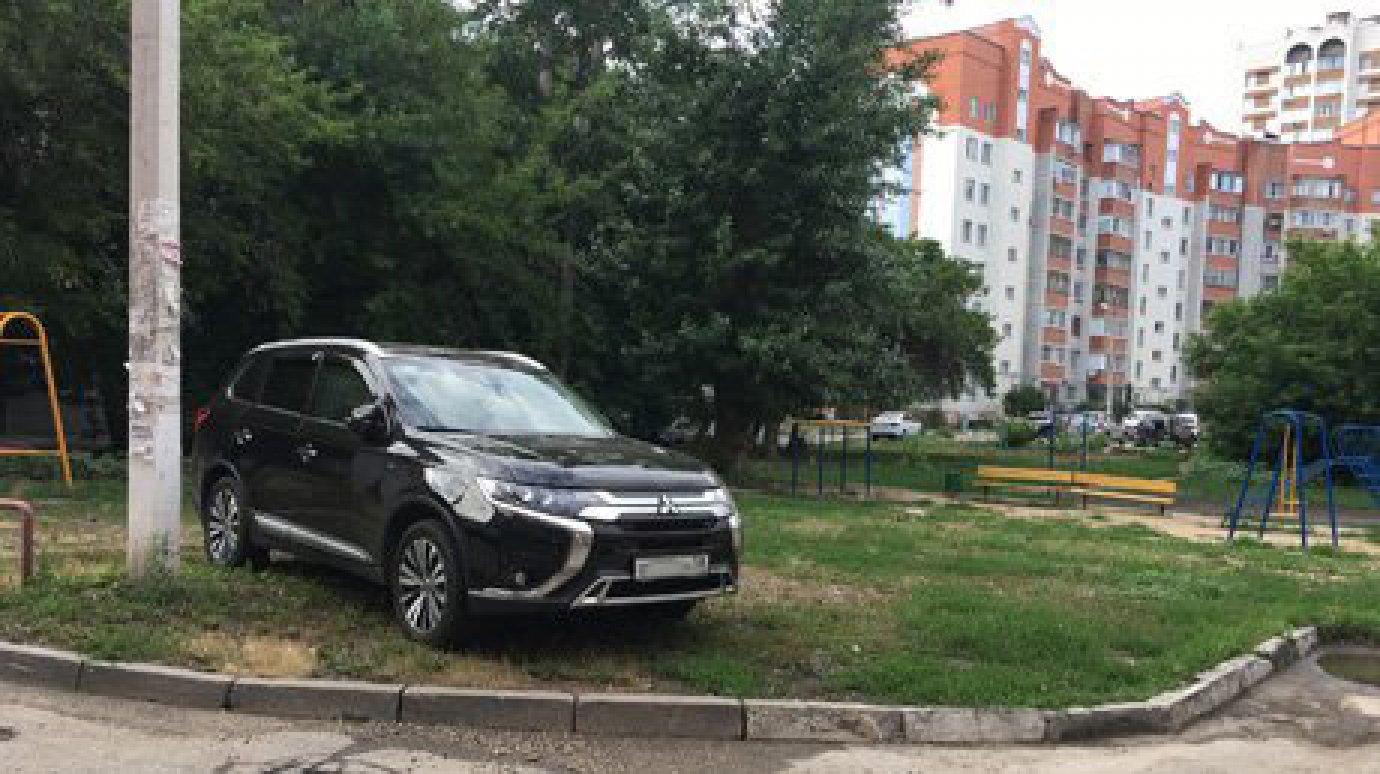 За месяц с лишним в Пензе за парковку на газонах наказали меньше 40 человек