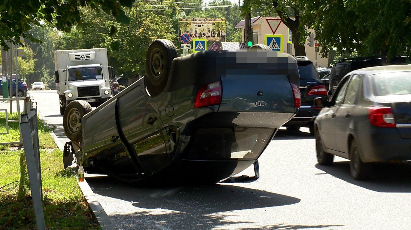 В Пензе водитель перевернувшегося автомобиля отделался ссадинами