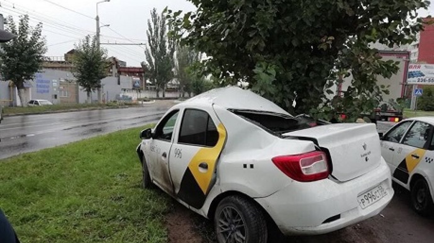 На улице Чаадаева в Пензе «Яндекс.Такси» врезалось в тополь