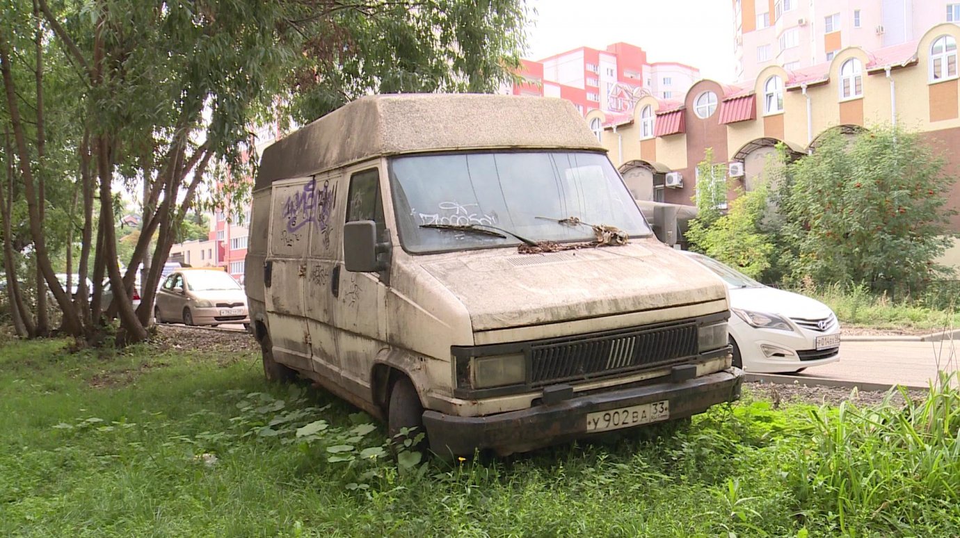 Жители Шевченко, 22, не могут избавиться от брошенного автомобиля