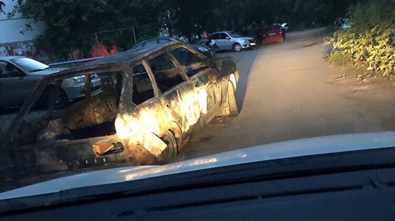 В Пензе на улице Минской водителям мешает сгоревший ВАЗ