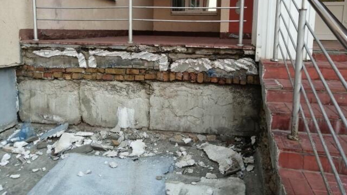 В Пензе школа на Пермской встретит учеников разбитым крыльцом
