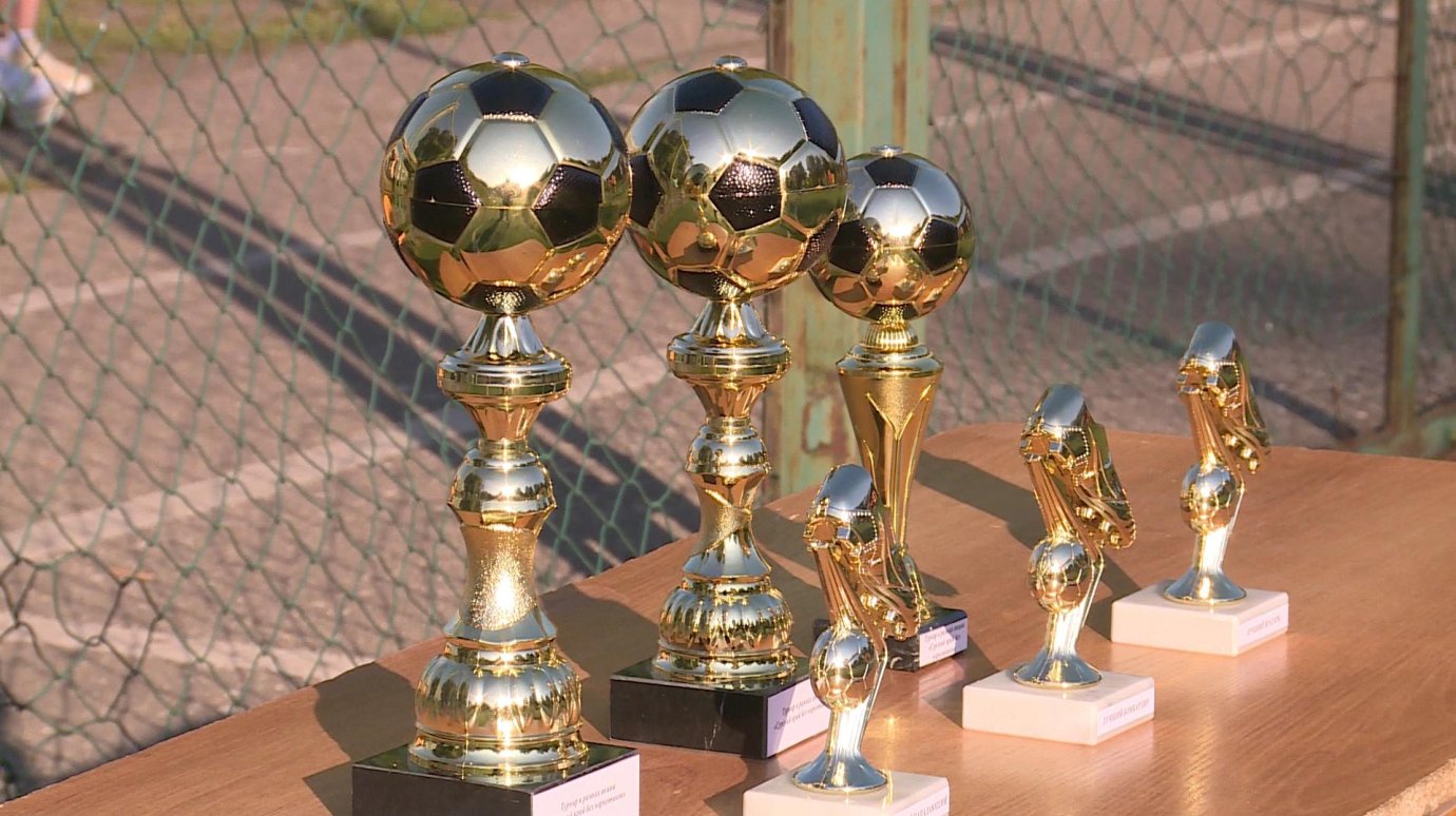 В Пензе школьники и студенты обыграли прокуроров в футбол