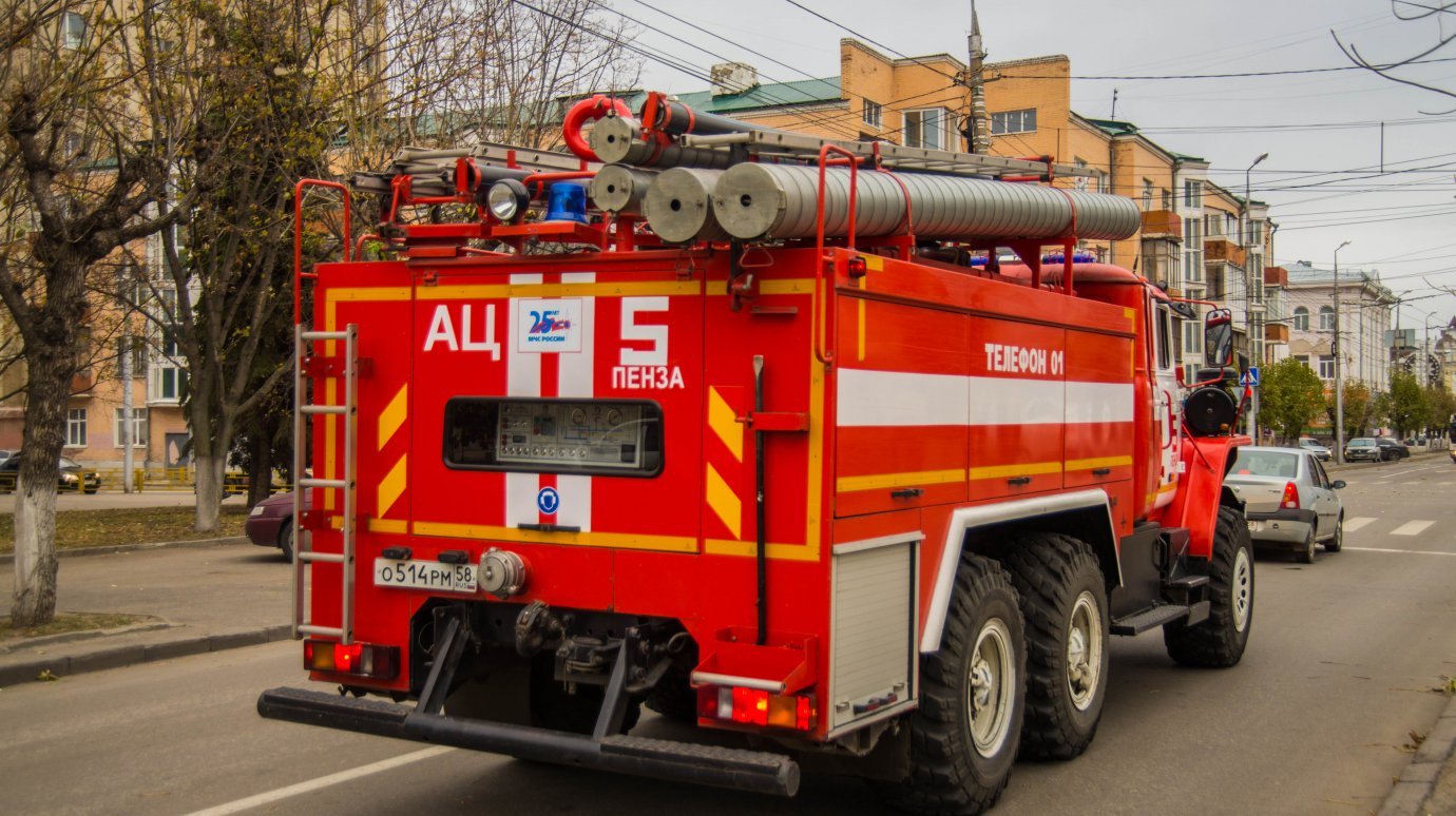 В Пензе ночью пожарные эвакуировали из горящего дома 40 человек