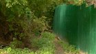 В Пензе владелец особняка перекрыл забором соседскую тропу к роднику