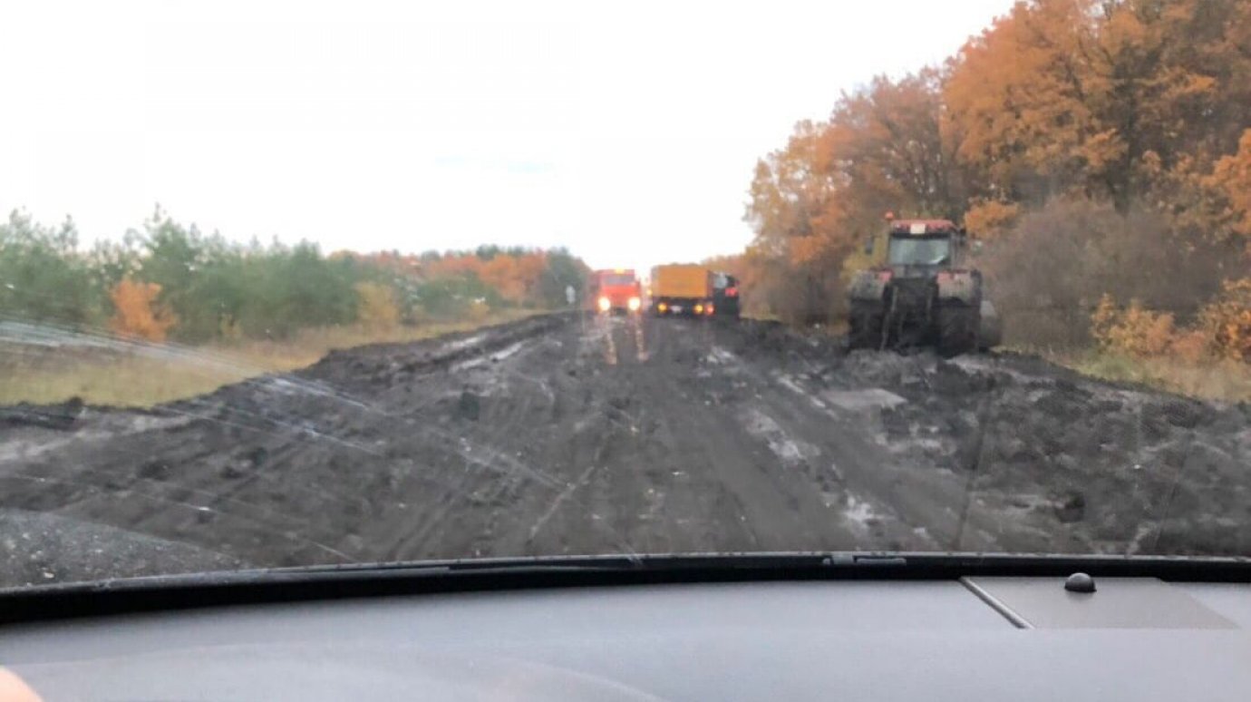В Каменском районе автомобилисты вылетают с дороги из-за грязи