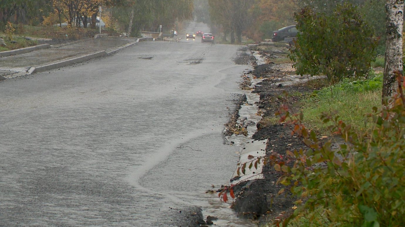 На улице Тимирязева при ремонте дороги изуродовали ливневую канализацию