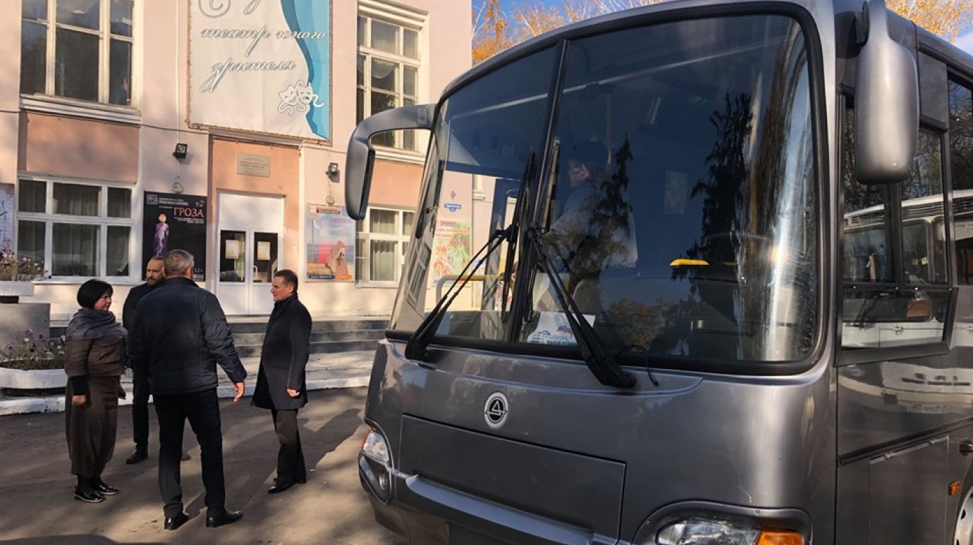 Пензенский ТЮЗ получил автобус для гастролей