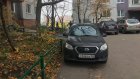 На проспекте Строителей два водителя заняли тротуар у дома