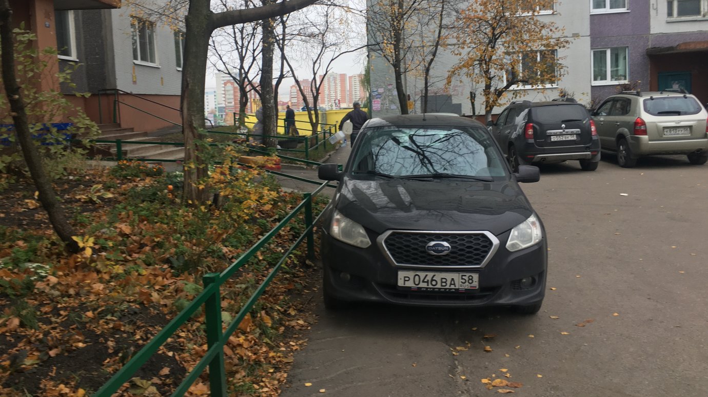 На проспекте Строителей два водителя заняли тротуар у дома