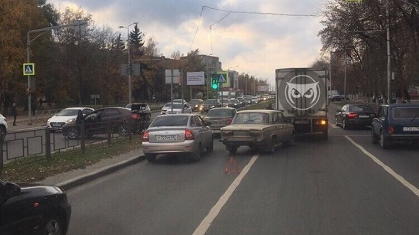 На проспекте Победы в Пензе в ДТП попали несколько машин