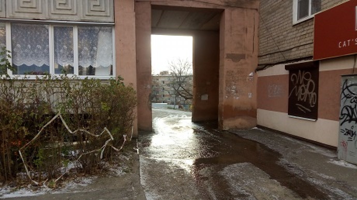 В Пензе канализационные стоки перекрыли вход во двор на ул. Красной