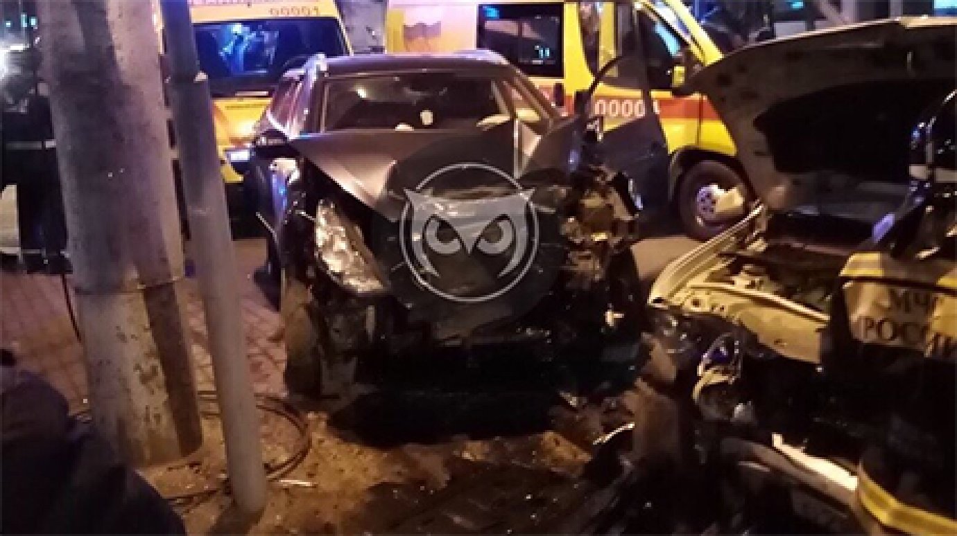 Две машины смяло в результате столкновения в центре Пензы