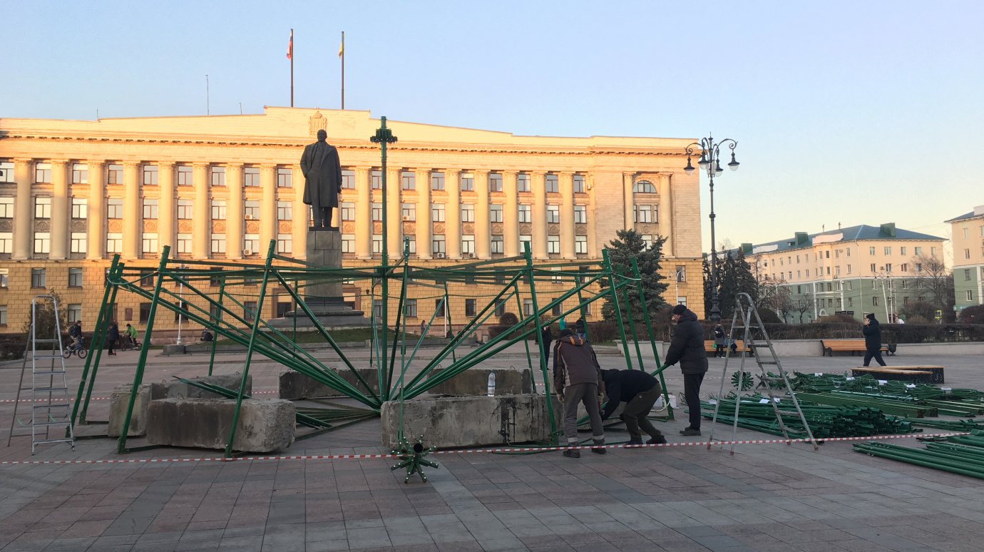 В Пензе приступили к монтажу новогодней елки на площади Ленина