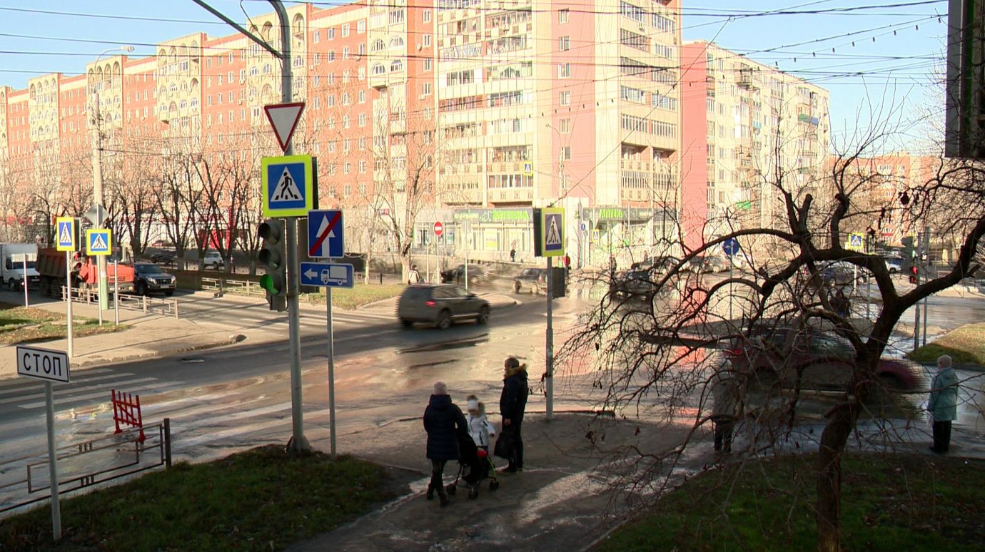 На улице Ставского из-за прорыва трубы затопило дорогу