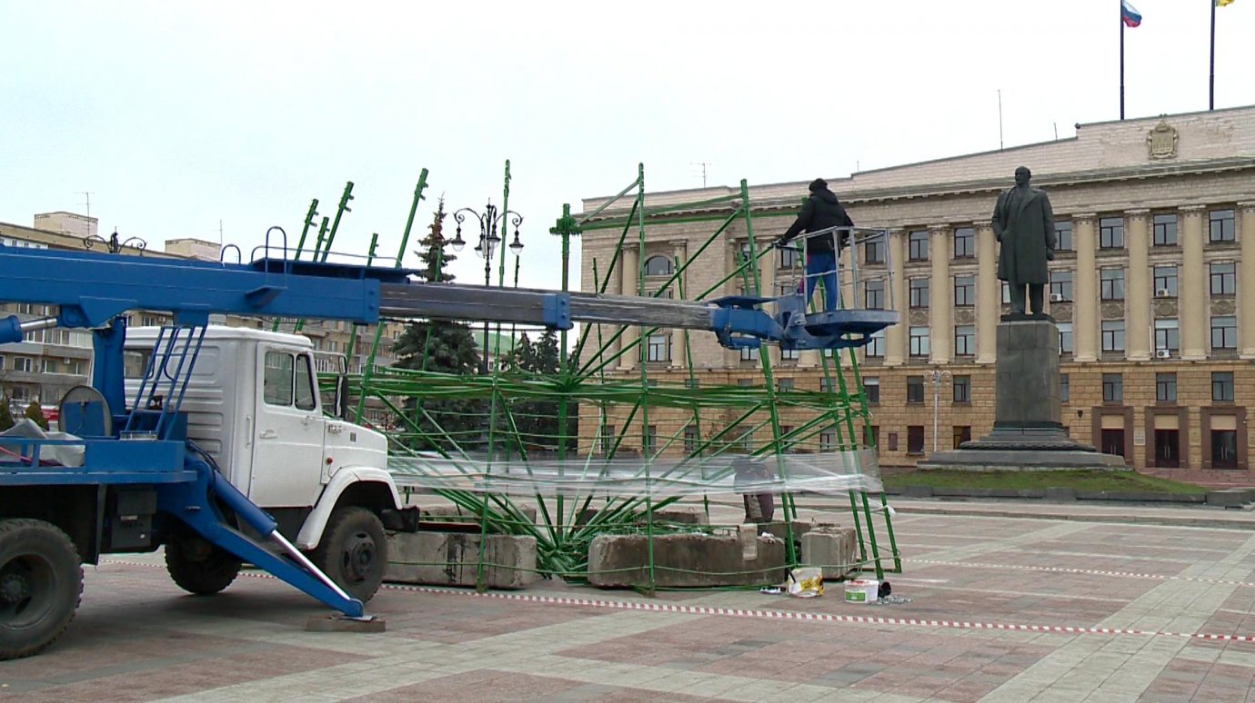 На площади Ленина приступили к монтажу новогодней елки