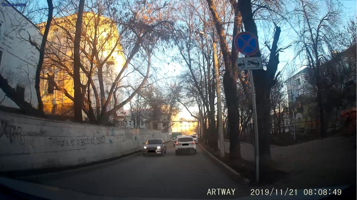 Водитель Mazda проигнорировал новые знаки на улице Белинского