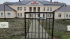 Российскую больницу огородили воротами без забора