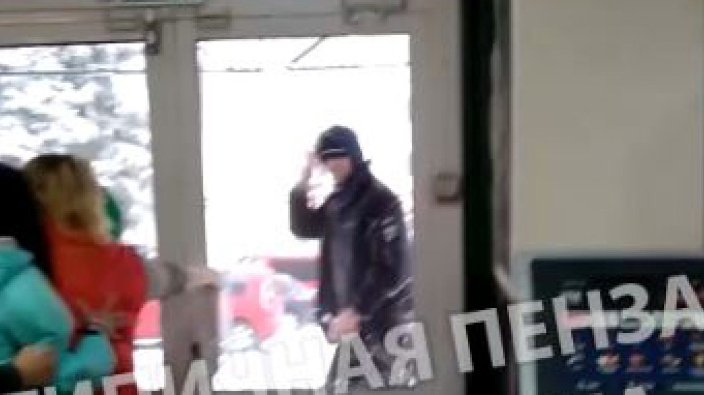 На улице Куйбышева пензенец разгромил дверь в магазине ради подруги