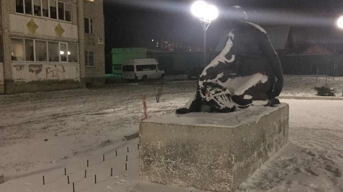 В Кузнецке памятник на ул. Гражданской «охраняют» металлические штыри