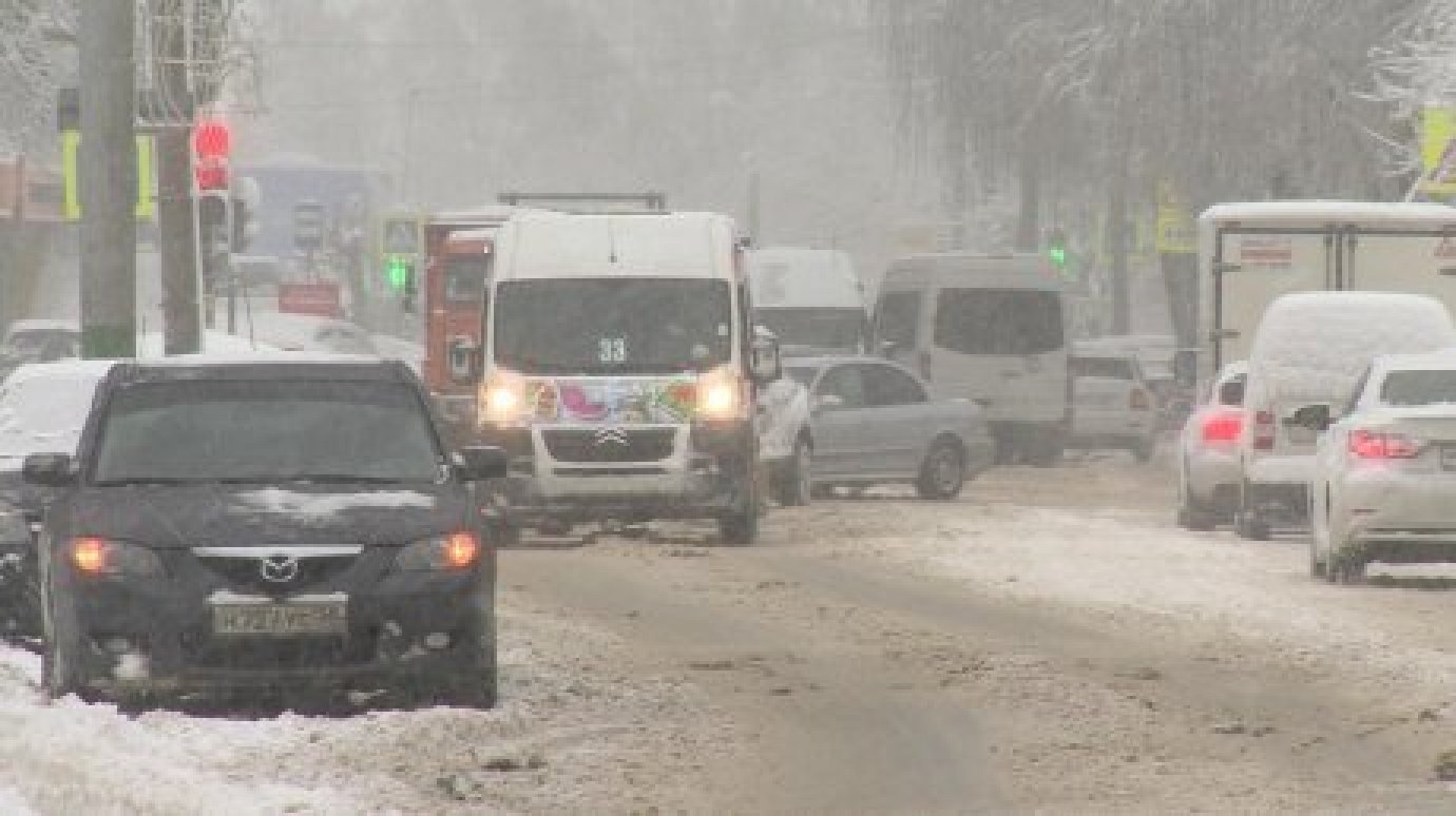 Снегопад ухудшил дорожную обстановку в Пензе